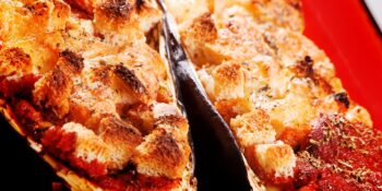 Berinjela recheada com cogumelos e croutons