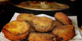 Berinjela recheada a milanesa