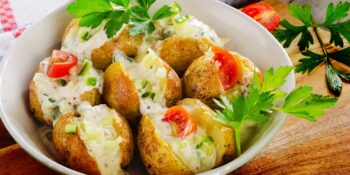 Batata assada com queijo branco