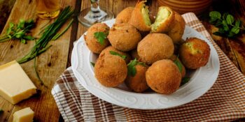 Croquete de batata baroa e cebolinha
