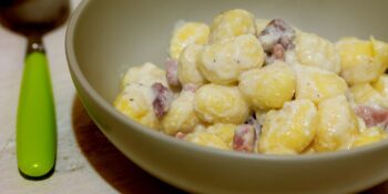 Nhoque com bacon e molho branco