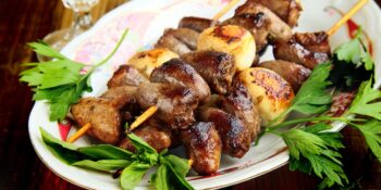 Espeto de queijo e coração de frango