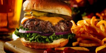 Hambúrguer com carne, alface e cebola