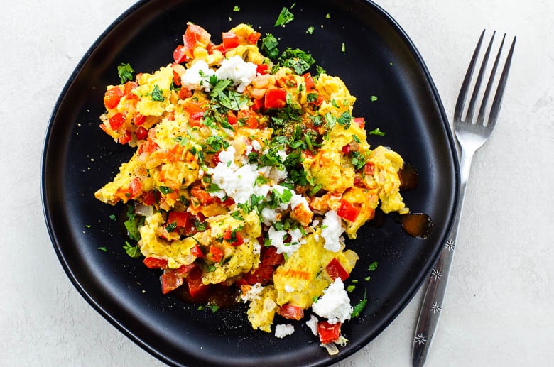 Ovos mexidos com tomate e pimentão