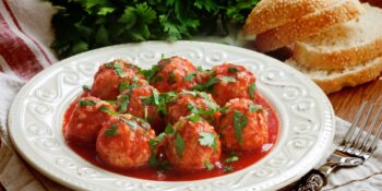 Almôndegas, tomate e manjericão