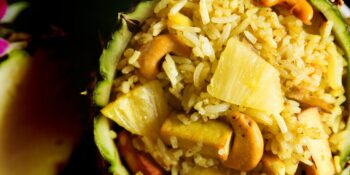Arroz com castanha de caju e abacaxi no abacaxi