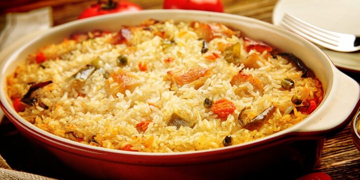 Como fazer arroz de forno? Receita simples, fácil e rápida sem muitos ingredientes