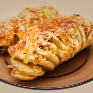 Batata assada com alho e queijo [receita pronta em 30 min]