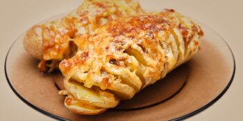 Batata assada com alho e queijo