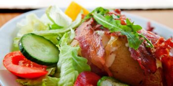 Batata assada com queijo brie