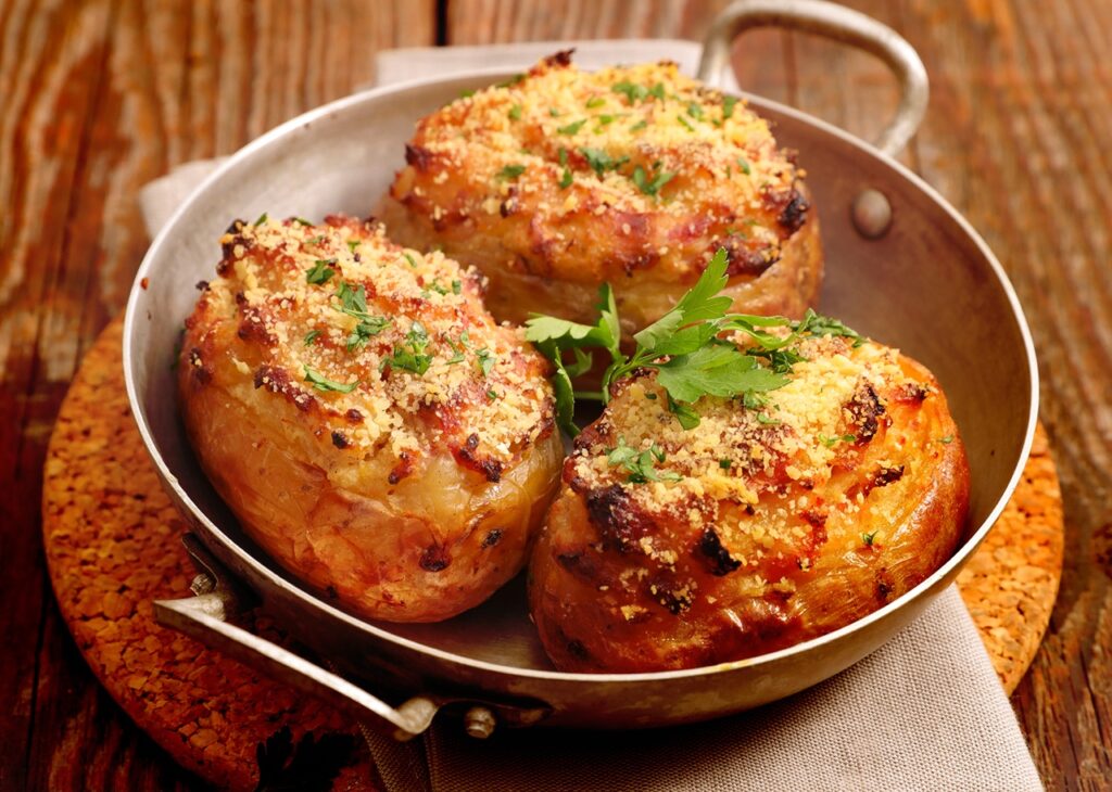 Batata assada com queijo e pimenta calabresa: receita fácil e simples