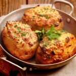 Batata assada com queijo e pimenta calabresa: receita fácil e simples