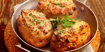 Batata assada com queijo e pimenta calabresa