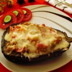 Berinjela gratinada com salsichas: receita fácil e simples