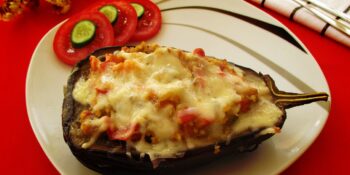 Berinjela gratinada com salsichas