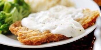 Bife à milanesa de alcatra e molho de iogurte