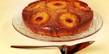 Bolo com abacaxi e cerejas