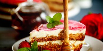 Bolo de mel com creme e geleia de morango