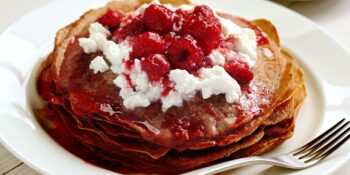 Bolo de panquecas de chocolate com geleia de framboesa