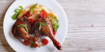 Coxas de pato com maçã e tomate