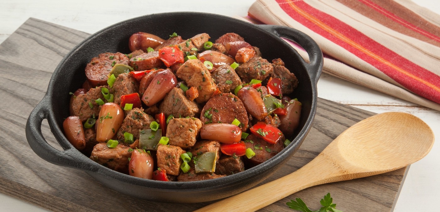 carne com mandioca e pinhão