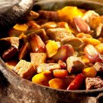carne com mandioca e pinhão