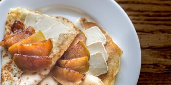 Crepe de queijo brie e maçã caramelizada