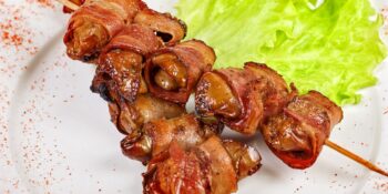 Espeto de fígado de galinha e bacon