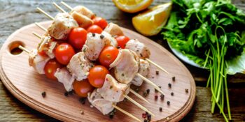 Espetos de frango com tomate