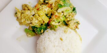 Frango, brócolis e vagem ao curry