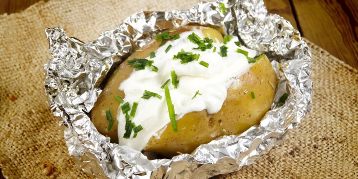 Batata ao forno com cottage e creme de leite tudo gostoso