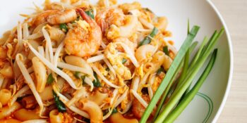 Macarrão com camarão e broto de feijão