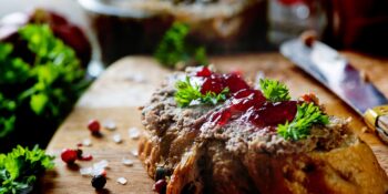 Bruschetta de patê de fígado e geleia de morango