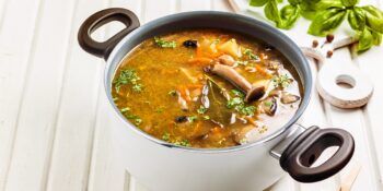 Sopa de cogumelos shimeji, batata e cenoura