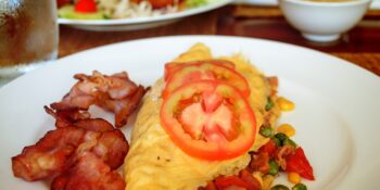 omelete com presunto e tomate
