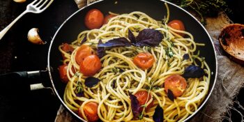 Macarrão ao alho e óleo com tomate cereja