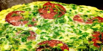 Omelete com linguiça e cebolinha