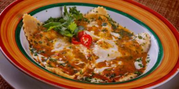 Ravioli ao molho com creme de leite e coentro