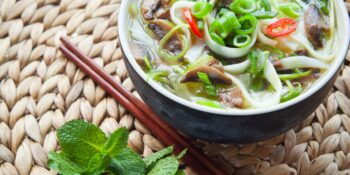 Sopa rápida de cogumelos e alho poró