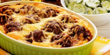 Gratinado de batata com almondegas