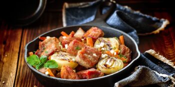Carne de porco com cebola e cenoura