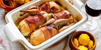 Codornas assadas com bacon