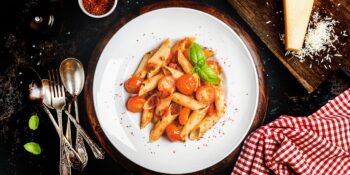 Macarrão com molho de tomate e estragão