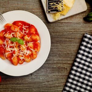 Nhoque com molho de tomate tudo gostoso