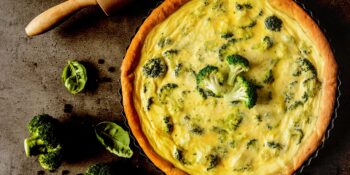 Quiche de brócolis e queijo boursin