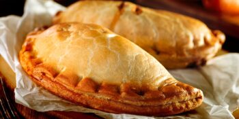 Pastel assado com queijo camembert