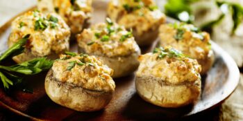 Cogumelos recheados com gorgonzola e nozes