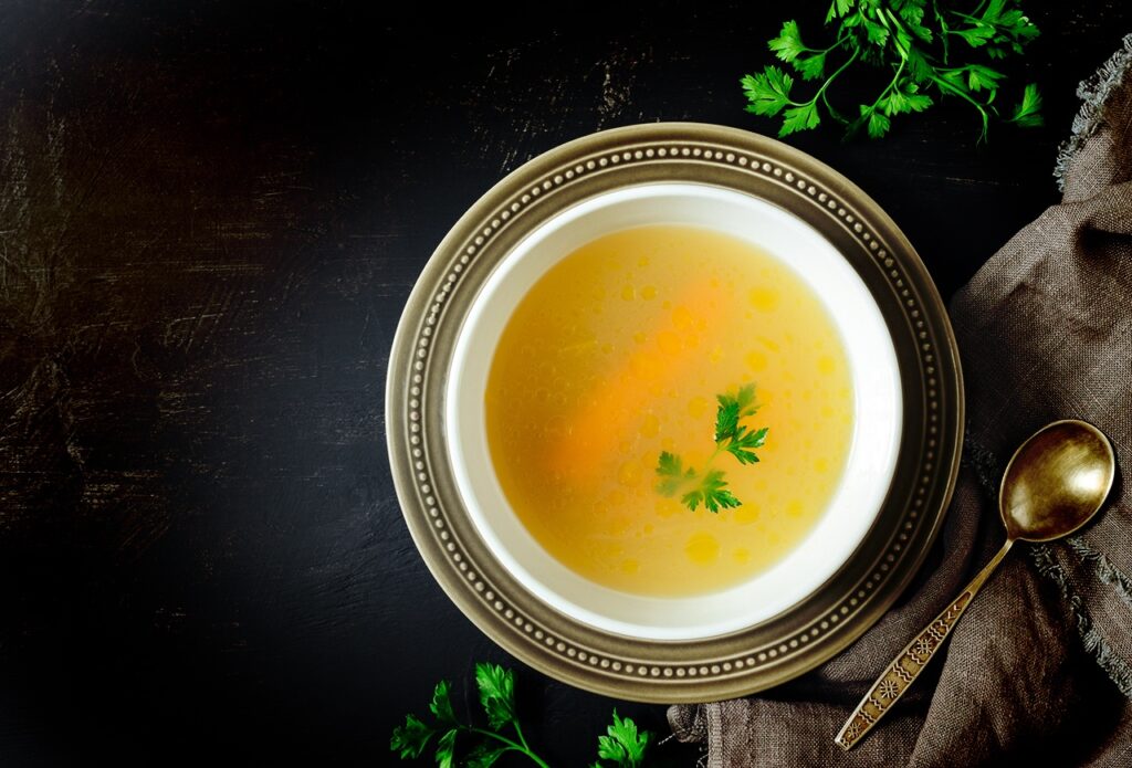 Caldo de galinha natural: uma receita de janta saborosa