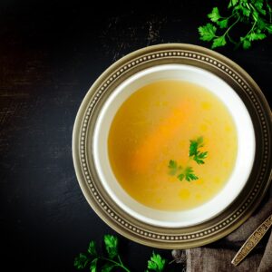 Caldo de galinha natural: uma receita de janta saborosa