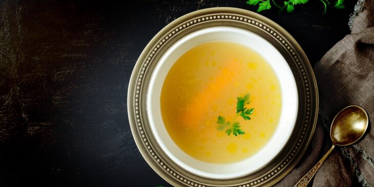 Caldo de galinha natural: uma receita de janta saborosa